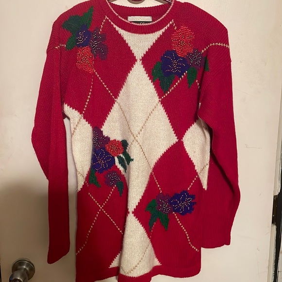 Woman’s Donna Scott red  flowered and decalled sweater 1x in excellent condition - Picture 1 of 3